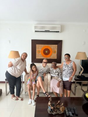 Mariza Instagram - Hoje, no dia em que celebro a vida, voltei ao lugar onde tudo abranda.
Ao colo da família, ao colo da minha avó Catarina.
Podemos crescer, conquistar o mundo, mas é ali que o coração se lembra de como é ser pequenina.
Obrigada a todos pelas mensagens tão cheias de carinho 🤍