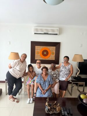 Mariza Instagram - Hoje, no dia em que celebro a vida, voltei ao lugar onde tudo abranda.
Ao colo da família, ao colo da minha avó Catarina.
Podemos crescer, conquistar o mundo, mas é ali que o coração se lembra de como é ser pequenina.
Obrigada a todos pelas mensagens tão cheias de carinho 🤍