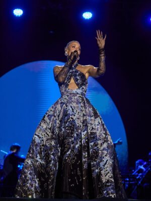 Mariza Instagram - Um mar de gente.
Porto.

Vestida pelo único @joao_rolo_couture 
Fotografias @ruibandeirafotografia