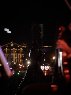 Mariza Instagram - Um mar de gente.
Porto.

Vestida pelo único @joao_rolo_couture 
Fotografias @ruibandeirafotografia
