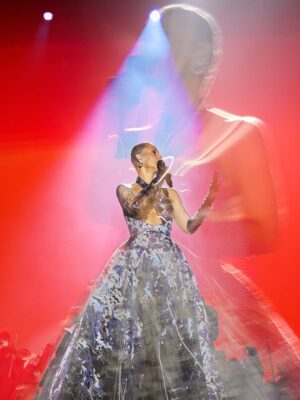 Mariza Instagram - Um mar de gente.
Porto.

Vestida pelo único @joao_rolo_couture 
Fotografias @ruibandeirafotografia
