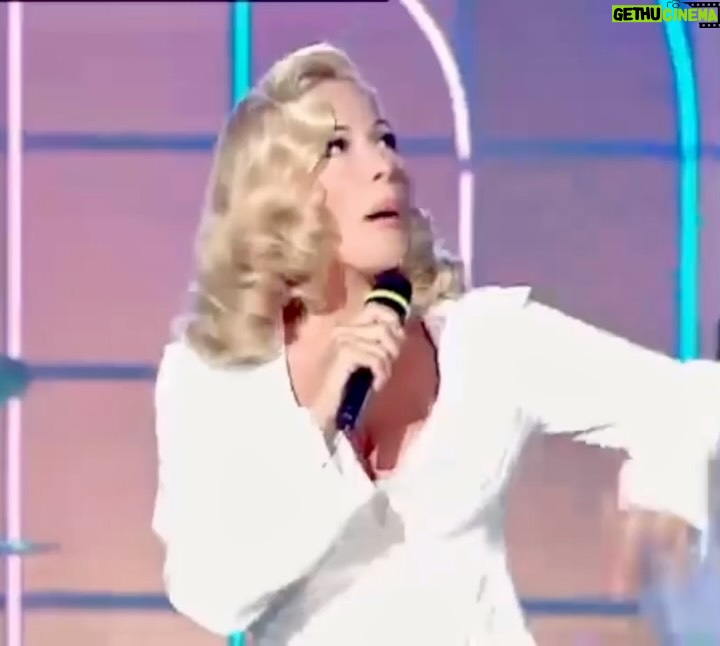 Marta Sánchez - 90.4K Likes - Y después de recordar juntos mis 4 discos con Olé Olé, empezamos con mi etapa en solitario. 
Año 1993, comenzaba una nueva era para mí y para vosotros, los que nunca me habéis soltado de la mano y seguisteis apoyando mi música. 
“Mujer” fue mi ansiado y deseado primer disco como Marta Sánchez. Fue grabado en Los Ángeles, con mi adorado Christian de Walden y por Ralf Stemmann. 
Vendí más de 1,3 millones de discos, y “Desesperada” fue un himno en toda Latinoamérica y aquí en España. Me dicen que hoy en día esa canción cuenta con más de 111 millones de streaming en Spotify y más de 61 millones en YouTube, cuando en esa época lo digital ni existía!! Me hace muy feliz saber que mi música sigue estando tan vigente en la actualidad y que la sigáis haciendo vuestra. 
Este disco me abrió a experimentar nuevos sonidos y ritmos diferentes, estilos americanos como el funky, el reggae, el soul y hasta góspel!! 
Me recorrí medio mundo promocionándolo y recogiendo los discos de oro y de platino que hicisteis posible en cada país. Tengo un recuerdo maravilloso de todo aquello!!
Gracias una vez más por apostar por mí como solista y por hacerme saber que no estuve equivocada nunca en mi decisión ❤️

#Marta40Aniversario #martasanchez #tbt #90s