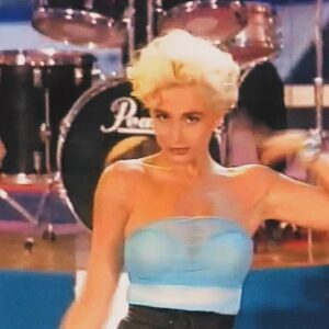 Marta Sánchez Instagram - El recuerdo de hoy, de estos 40 años de carrera me hace especial ilusión porque fue un momento épico en mi vida profesional. Hoy toca el disco “1990”, un trabajo del que me siento tremendamente orgullosa. 
Fuimos el primer grupo español en trabajar con @nilerodgers En esos momentos, trabajar con él era algo al alcance de muy pocos, con quién había hecho éxitos a Madonna, David Bowie o Diana Ross entre muchos otros. Era un sueño para cualquier cantante y presumiré de ello toda mi vida!!!
“Soldados del amor”, “Te daré todo, “Con solo una mirada” o “La chica yeyé” fueron algunas de las canciones de ese disco. Me dieron muchos momentos de felicidad y son éxitos que, a día de hoy, no pueden faltar en mi repertorio ni en mis conciertos. 
Creo que “1990” pasará a la historia del pop español, no me cabe la menor duda.
Qué canción es vuestra preferida?? Por cierto, me encanta leer vuestras historias personales con cada época que recordamos juntos, algunas me dejan sin palabras.

#Marta40Aniversario #oleole #martasanchez #1990 #90s #recuerdos #tbt