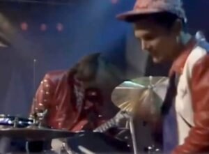 Marta Sánchez Instagram - Seguimos por el recorrido de estos 40 años de carrera y hacemos parada hoy en 1988, mi tercer disco con Olé Olé, “Cuatro hombres para Eva”. 
Seguíamos imparables!! El público nos adoraba y se vendían nuestros discos aquí y en Latinoamérica. Éxitos como “Supernatural”, “Búscala”, “Vecina” o “Sólo es un viaje” nos llevaron al éxito un año más… Recuerdo no parar, de promoción en promoción y con muchísimos conciertos, era un ritmo frenético. Fueron meses sin pisar apenas mi casa. Era una locura!!! Pero gracias a tanta entrega, hoy puedo seguir diciendo que sigo aquí y con más ganas que nunca!! 
Qué recordáis de esta época? Qué canción os trae mejores recuerdos? Os leo!! 

#marta40aniversario #martasanchez #tbt #80s #oleole