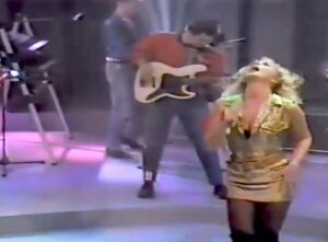 Marta Sánchez Instagram - Seguimos por el recorrido de estos 40 años de carrera y hacemos parada hoy en 1988, mi tercer disco con Olé Olé, “Cuatro hombres para Eva”. 
Seguíamos imparables!! El público nos adoraba y se vendían nuestros discos aquí y en Latinoamérica. Éxitos como “Supernatural”, “Búscala”, “Vecina” o “Sólo es un viaje” nos llevaron al éxito un año más… Recuerdo no parar, de promoción en promoción y con muchísimos conciertos, era un ritmo frenético. Fueron meses sin pisar apenas mi casa. Era una locura!!! Pero gracias a tanta entrega, hoy puedo seguir diciendo que sigo aquí y con más ganas que nunca!! 
Qué recordáis de esta época? Qué canción os trae mejores recuerdos? Os leo!! 

#marta40aniversario #martasanchez #tbt #80s #oleole
