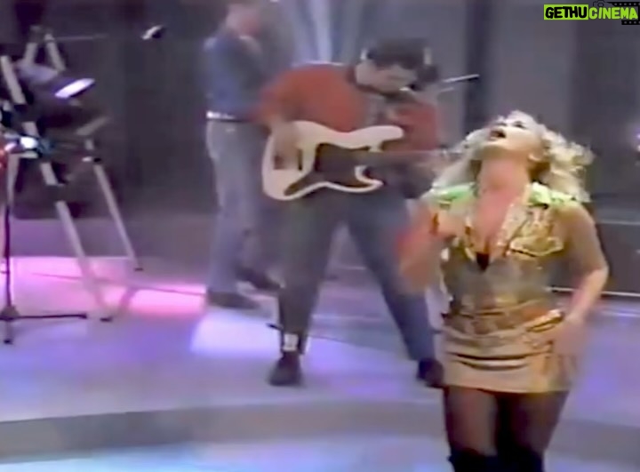 Marta Sánchez - 9.6K Likes - Seguimos por el recorrido de estos 40 años de carrera y hacemos parada hoy en 1988, mi tercer disco con Olé Olé, “Cuatro hombres para Eva”. 
Seguíamos imparables!! El público nos adoraba y se vendían nuestros discos aquí y en Latinoamérica. Éxitos como “Supernatural”, “Búscala”, “Vecina” o “Sólo es un viaje” nos llevaron al éxito un año más… Recuerdo no parar, de promoción en promoción y con muchísimos conciertos, era un ritmo frenético. Fueron meses sin pisar apenas mi casa. Era una locura!!! Pero gracias a tanta entrega, hoy puedo seguir diciendo que sigo aquí y con más ganas que nunca!! 
Qué recordáis de esta época? Qué canción os trae mejores recuerdos? Os leo!! 

#marta40aniversario #martasanchez #tbt #80s #oleole