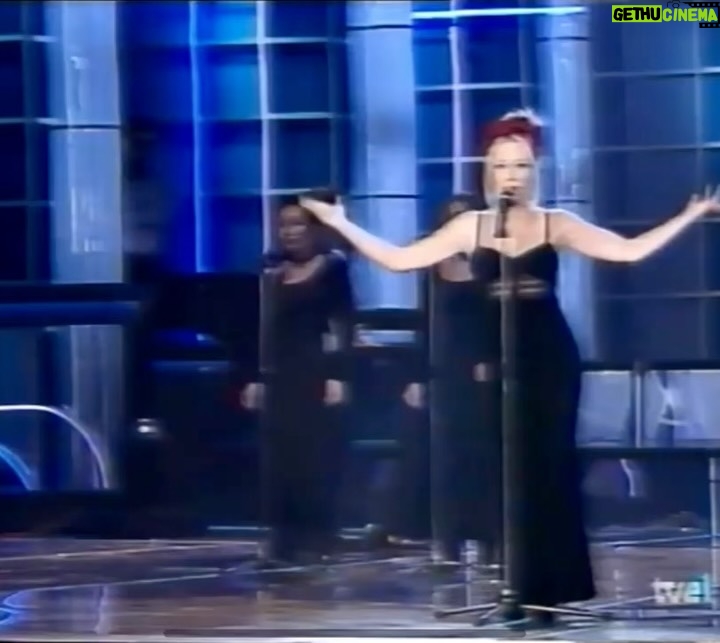 Marta Sánchez - 90.4K Likes - Y después de recordar juntos mis 4 discos con Olé Olé, empezamos con mi etapa en solitario. 
Año 1993, comenzaba una nueva era para mí y para vosotros, los que nunca me habéis soltado de la mano y seguisteis apoyando mi música. 
“Mujer” fue mi ansiado y deseado primer disco como Marta Sánchez. Fue grabado en Los Ángeles, con mi adorado Christian de Walden y por Ralf Stemmann. 
Vendí más de 1,3 millones de discos, y “Desesperada” fue un himno en toda Latinoamérica y aquí en España. Me dicen que hoy en día esa canción cuenta con más de 111 millones de streaming en Spotify y más de 61 millones en YouTube, cuando en esa época lo digital ni existía!! Me hace muy feliz saber que mi música sigue estando tan vigente en la actualidad y que la sigáis haciendo vuestra. 
Este disco me abrió a experimentar nuevos sonidos y ritmos diferentes, estilos americanos como el funky, el reggae, el soul y hasta góspel!! 
Me recorrí medio mundo promocionándolo y recogiendo los discos de oro y de platino que hicisteis posible en cada país. Tengo un recuerdo maravilloso de todo aquello!!
Gracias una vez más por apostar por mí como solista y por hacerme saber que no estuve equivocada nunca en mi decisión ❤️

#Marta40Aniversario #martasanchez #tbt #90s