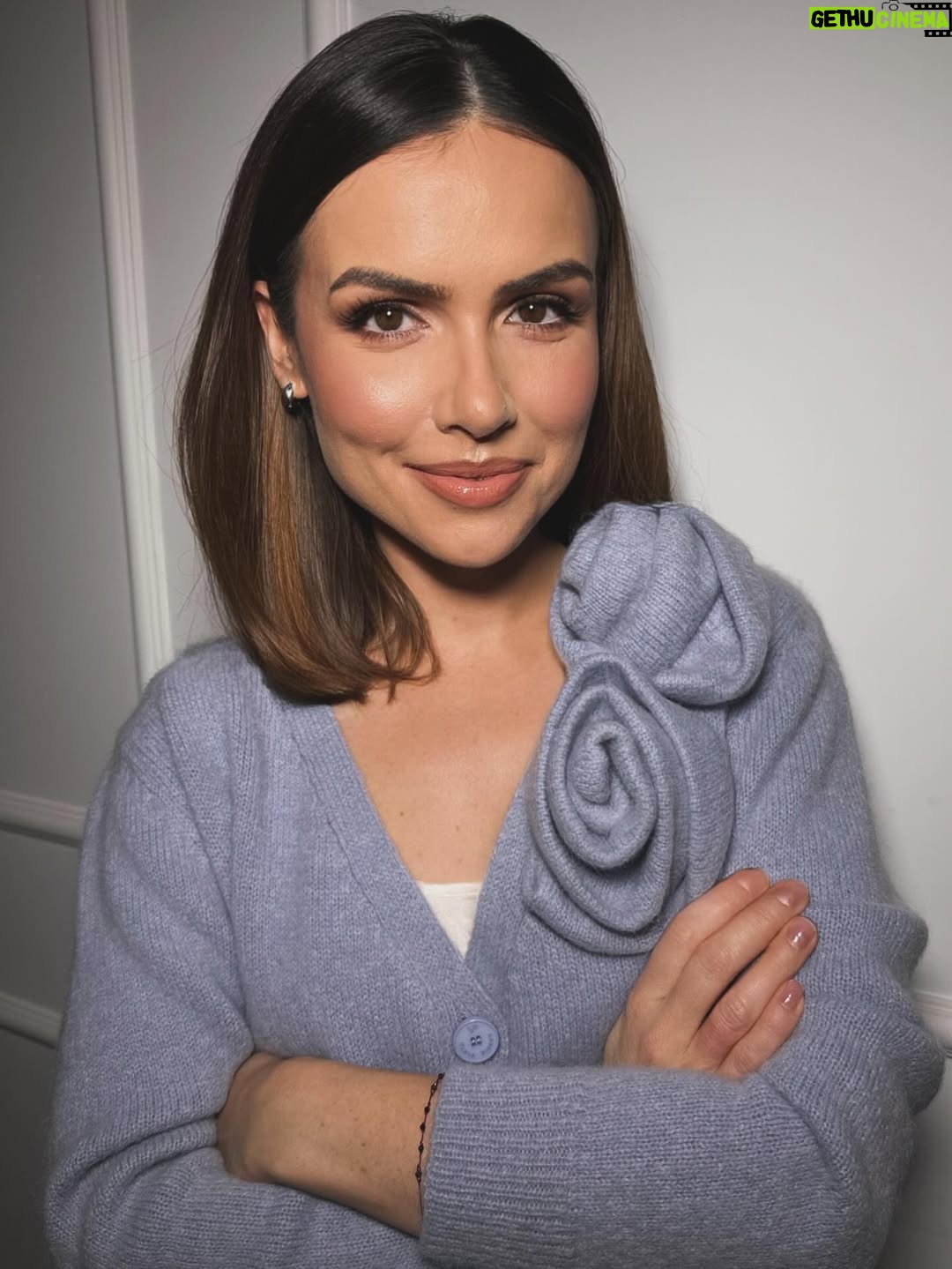 Marta Żmuda-Trzebiatowska - 4.7K Likes - „Pytania otwierają w twoim umyśle przestrzeń, która pozwala na oddech lepszym odpowiedziom” R.Norton

W moim zawodzie często trzeba je stawiać i szukać na nie odpowiedzi. Przez ponad 20 lat pracy zawodowej nauczyłam się, że mam prawo nie znać odpowiedzi i że czasem „nie wiem” jest lepsze niż cokolwiek innego. Bo „nie wiem” otwiera drogę do różnych scenariuszy, ścieżek którymi pójdzie twoja bohaterka. Każdy taki mały wybór wybór to konsekwencje, które dokądś nas zaprowadzą. 
Dziś, z perspektywy tylu lat w tym fachu, mam wrażenie, że mój zawód często bywa terapią i najlepszym sposobem na poznanie siebie, bo mam możliwość przeglądać się jak w lustrze w życiorysach moich bohaterek. I mimo, że dziś już wiem kim jestem to wciąż mi mało i wciąż to moja pasja…  Liczę, że nowy rok przyniesie mi kilka takich podróży w głąb duszy i będę mogła odkryć jeszcze coś co was i mnie zaskoczy.

#aktorstwo