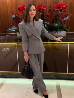 Marta Żmuda-Trzebiatowska Instagram - Święta już tuż tuż…
🎄
A ja jeszcze w biegu, próbuję domknąć wszystkie zawodowe sprawy, aby potem odłożyć telefon i zająć się przygotowaniami i celebrowaniem tego magicznego czasu z najbliższymi.
Dziś czuję wdzięczność, bo niebawem będziemy mogli z @agencja_bumerang podzielić się z Wami czymś dla nas ważnym. Już nie mogę się doczekać, ale na razie cicho sza… 
✨
A marzenia się spełnia, bo marzenia się spełniają. 
2026rok … to będzie nasz rok dziewczyny z Bumerangu!!! Dziękuję, że jesteście i za Waszą pracę 🫶🏻

@marta.jarzebskaciesielska @corkawilhelma @asiekparty #team