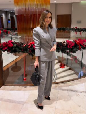 Marta Żmuda-Trzebiatowska Instagram - Święta już tuż tuż…
🎄
A ja jeszcze w biegu, próbuję domknąć wszystkie zawodowe sprawy, aby potem odłożyć telefon i zająć się przygotowaniami i celebrowaniem tego magicznego czasu z najbliższymi.
Dziś czuję wdzięczność, bo niebawem będziemy mogli z @agencja_bumerang podzielić się z Wami czymś dla nas ważnym. Już nie mogę się doczekać, ale na razie cicho sza… 
✨
A marzenia się spełnia, bo marzenia się spełniają. 
2026rok … to będzie nasz rok dziewczyny z Bumerangu!!! Dziękuję, że jesteście i za Waszą pracę 🫶🏻

@marta.jarzebskaciesielska @corkawilhelma @asiekparty #team