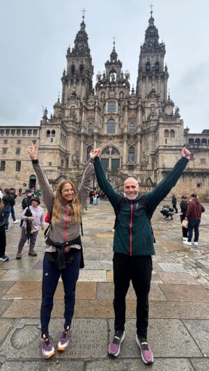 Martina Klein Instagram - ¡OBJETIVO CUMPLIDO!
Un tramo del Camino De Santiago ✅
Este 2025 teníamos varios propósitos marcados a nivel personal y familiar. 
En verano realizamos uno de ellos: visitar la bella ciudad de San Sebastián, y ahora hemos podido disfrutar de unos días del apasionante y hermoso camino De Santiago.
¡Os dejamos aquí algunos de los mejores momentos compartidos con parte de nuestra familia y maravillosos amigos!
¡Intentaremos repetir, vale mucho la pena 🤗! 
Qué país tan bonito tenemos ❤️
¡Gracias @asicstennis 👟y @festina.watches ⌚️por equiparnos!