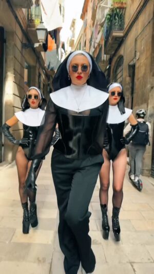 Maruv Instagram - @maruvofficial 😎😎😎

Getting ready for Halloween😉
#maruv