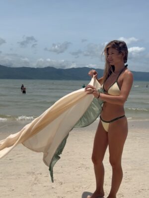 Mayte Rodríguez Instagram - Que la vida siempre te pille columpiándote a ti mismo, y si es en una burbuja … que solo sea para jugar. Que del homosapiens al humano hay solo una banana de distancia , y que ojalá el verano te pille con cova. 
🌴 💚
