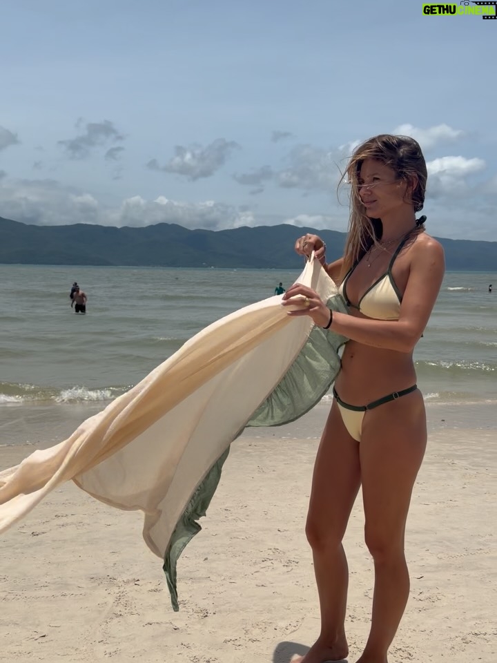 Mayte Rodríguez - 7.4K Likes - Que la vida siempre te pille columpiándote a ti mismo, y si es en una burbuja … que solo sea para jugar. Que del homosapiens al humano hay solo una banana de distancia , y que ojalá el verano te pille con cova. 
🌴 💚