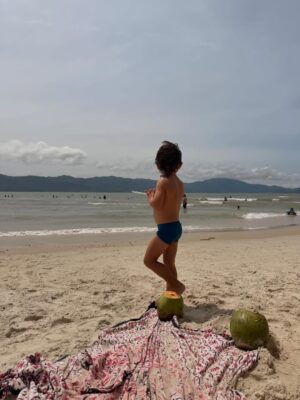 Mayte Rodríguez Instagram - Que la vida siempre te pille columpiándote a ti mismo, y si es en una burbuja … que solo sea para jugar. Que del homosapiens al humano hay solo una banana de distancia , y que ojalá el verano te pille con cova. 
🌴 💚