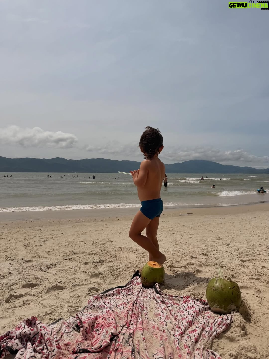 Mayte Rodríguez - 7.4K Likes - Que la vida siempre te pille columpiándote a ti mismo, y si es en una burbuja … que solo sea para jugar. Que del homosapiens al humano hay solo una banana de distancia , y que ojalá el verano te pille con cova. 
🌴 💚