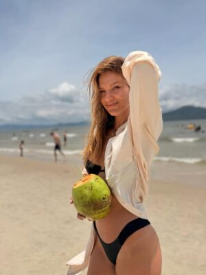 Mayte Rodríguez Instagram - Que la vida siempre te pille columpiándote a ti mismo, y si es en una burbuja … que solo sea para jugar. Que del homosapiens al humano hay solo una banana de distancia , y que ojalá el verano te pille con cova. 
🌴 💚
