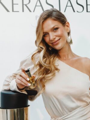 Mayte Rodríguez Instagram - Una noche llena de brillo ✨ talentos y belleza, nuestro cabello es el marco de nuestra cara, nos sirve para interpretar como nos sentimos, y siempre jugar. Gracias @kerastase_official por una noche inolvidable.  #Kerastase
#KerastaseChile #KerastaseClub ✨