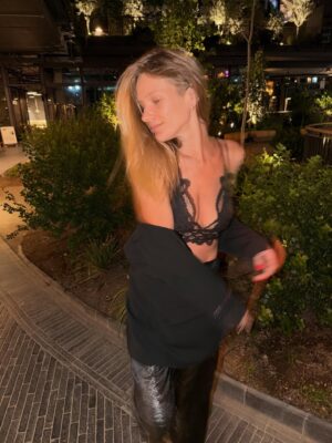 Mayte Rodríguez Instagram - No puedo volver atrás y cambiar el comienzo , pero comenzar ahora  y cambiar el final. 

Hay que brindar @vinaaromo #dogma 🥂 🌓 cuando hay que brindar.