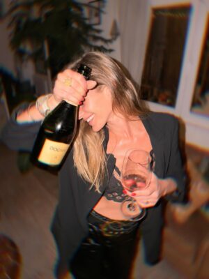 Mayte Rodríguez Instagram - No puedo volver atrás y cambiar el comienzo , pero comenzar ahora  y cambiar el final. 

Hay que brindar @vinaaromo #dogma 🥂 🌓 cuando hay que brindar.