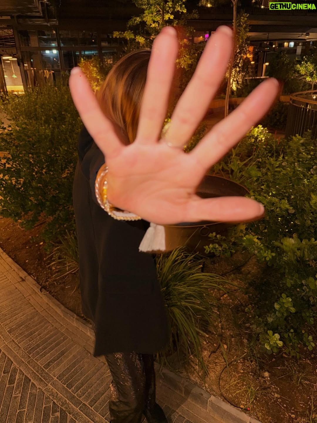Mayte Rodríguez - 2.4K Likes - No puedo volver atrás y cambiar el comienzo , pero comenzar ahora  y cambiar el final. 

Hay que brindar @vinaaromo #dogma 🥂 🌓 cuando hay que brindar.