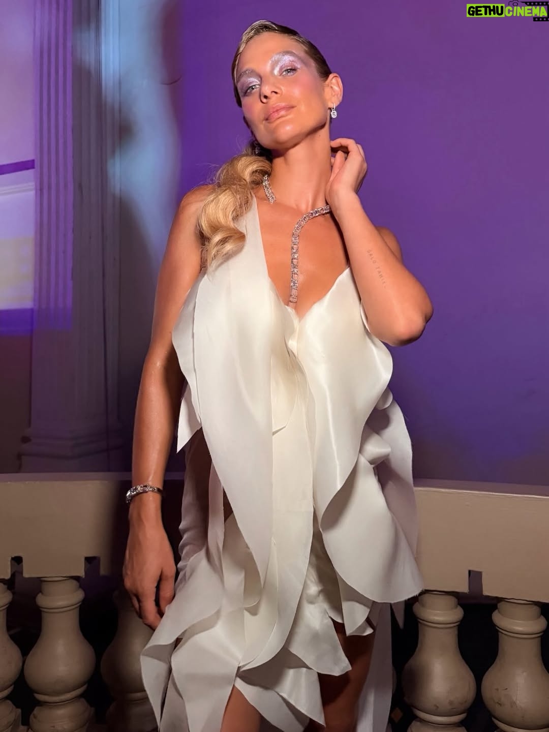 Mayte Rodríguez - 5.2K Likes - GALIO 2025 

Un vestido que no se posa, que se mueve. Vibra. 
Una ola en la piel ,  un cuerpo vivo que se abre como la espuma del mar. 
Un Diseño de Patricio Moreno @patomorenomoda una escultura en movimiento, que en cada paso cambia, en cada giro respira.

El movimiento no es un gesto,
es una forma natural de existir.

Equipo ✨🤍 
Dress @patomorenomoda 
Styling @majo_olas 
Hair @leonidashairdresser 
Makeup @gabiarevalove 
J @swarovski 
Zapatos y cartera @stevemaddencl 

 Con @mdla_09  en @galiocl 

✨