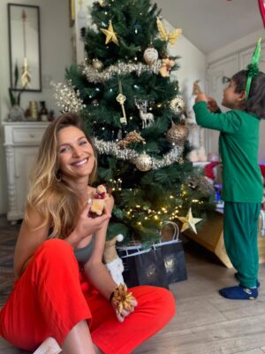 Mayte Rodríguez Instagram - Por aquí ya se siente la Navidad 🎄 
1. Armando el árbol con Galo. 
2. Creyéndome santa armando un regalo especial.
3. Usar mi labial infini absolu de @lbelonline .
4. El abrazo que más me gusta en el mundo. 
5.un momento de calma con mi outfit navideño y chocolate caliente. 
6.Terminamos el árbol 🌲 Vamos a poner la estrella!⭐️ .
7. Terminando de guardar los regalitos, este me encanta! Fleur divine. 

Adelantándonos a un día mágico , por lejos lo mejor es armar este mundo con Galo, juntar a la familia , y ver la cara de felicidad de los que amamos ❤️