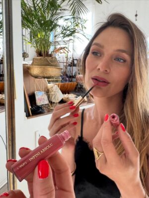 Mayte Rodríguez Instagram - Por aquí ya se siente la Navidad 🎄 
1. Armando el árbol con Galo. 
2. Creyéndome santa armando un regalo especial.
3. Usar mi labial infini absolu de @lbelonline .
4. El abrazo que más me gusta en el mundo. 
5.un momento de calma con mi outfit navideño y chocolate caliente. 
6.Terminamos el árbol 🌲 Vamos a poner la estrella!⭐️ .
7. Terminando de guardar los regalitos, este me encanta! Fleur divine. 

Adelantándonos a un día mágico , por lejos lo mejor es armar este mundo con Galo, juntar a la familia , y ver la cara de felicidad de los que amamos ❤️