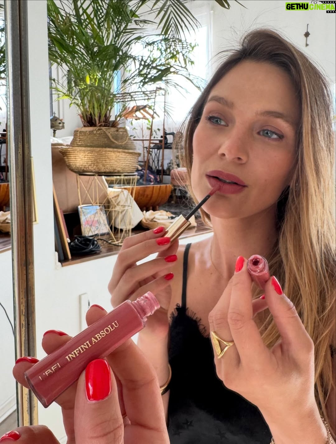 Mayte Rodríguez - 8.5K Likes - Por aquí ya se siente la Navidad 🎄 
1. Armando el árbol con Galo. 
2. Creyéndome santa armando un regalo especial.
3. Usar mi labial infini absolu de @lbelonline .
4. El abrazo que más me gusta en el mundo. 
5.un momento de calma con mi outfit navideño y chocolate caliente. 
6.Terminamos el árbol 🌲 Vamos a poner la estrella!⭐️ .
7. Terminando de guardar los regalitos, este me encanta! Fleur divine. 

Adelantándonos a un día mágico , por lejos lo mejor es armar este mundo con Galo, juntar a la familia , y ver la cara de felicidad de los que amamos ❤️