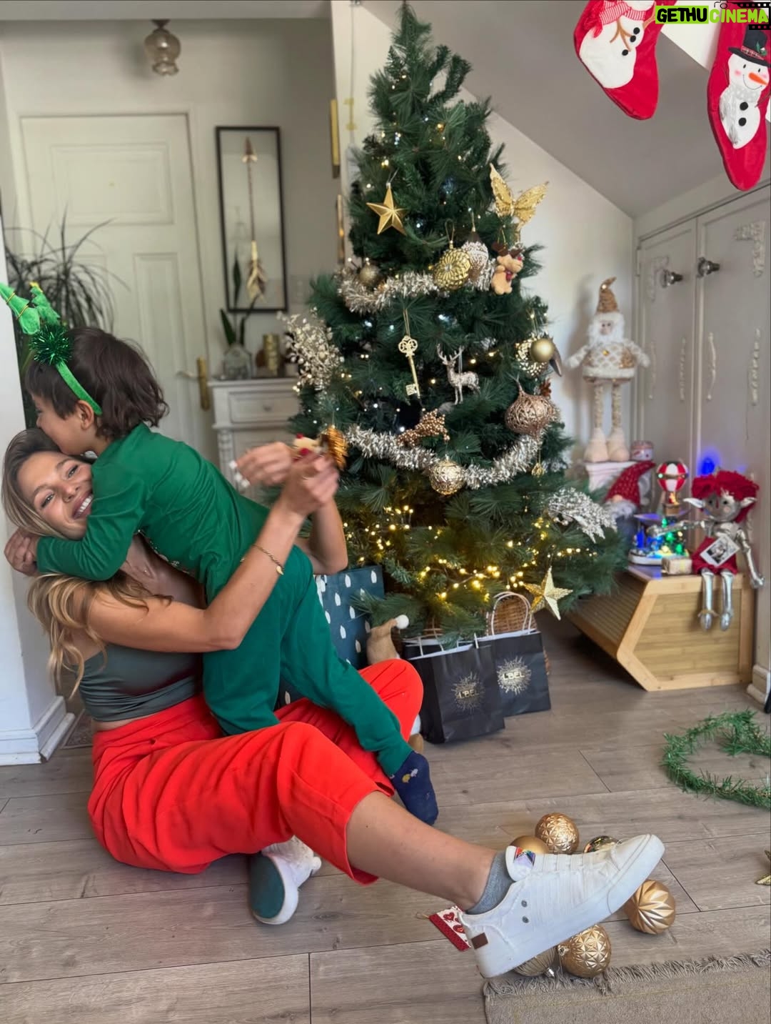 Mayte Rodríguez - 8.5K Likes - Por aquí ya se siente la Navidad 🎄 
1. Armando el árbol con Galo. 
2. Creyéndome santa armando un regalo especial.
3. Usar mi labial infini absolu de @lbelonline .
4. El abrazo que más me gusta en el mundo. 
5.un momento de calma con mi outfit navideño y chocolate caliente. 
6.Terminamos el árbol 🌲 Vamos a poner la estrella!⭐️ .
7. Terminando de guardar los regalitos, este me encanta! Fleur divine. 

Adelantándonos a un día mágico , por lejos lo mejor es armar este mundo con Galo, juntar a la familia , y ver la cara de felicidad de los que amamos ❤️