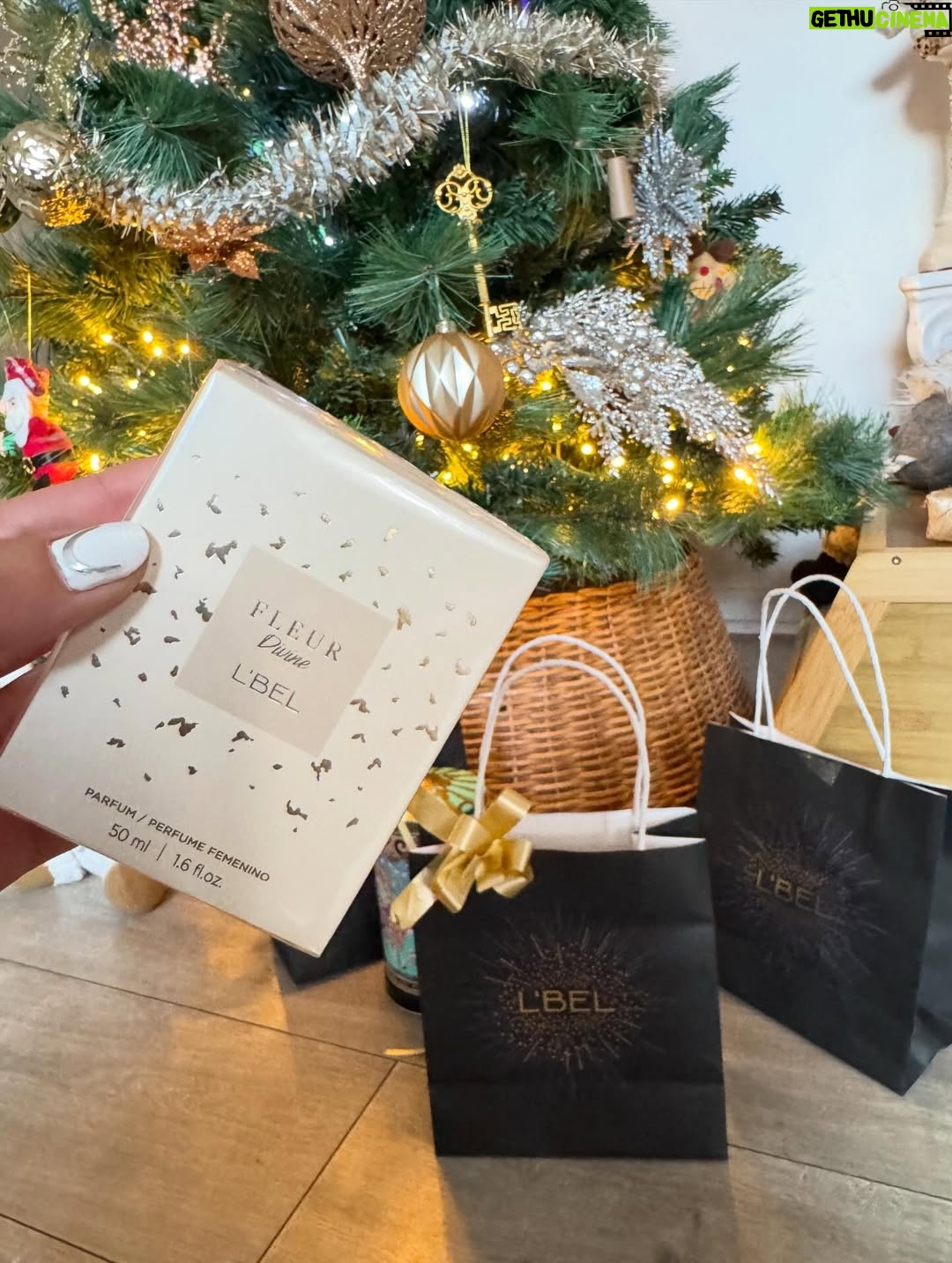 Mayte Rodríguez - 8.5K Likes - Por aquí ya se siente la Navidad 🎄 
1. Armando el árbol con Galo. 
2. Creyéndome santa armando un regalo especial.
3. Usar mi labial infini absolu de @lbelonline .
4. El abrazo que más me gusta en el mundo. 
5.un momento de calma con mi outfit navideño y chocolate caliente. 
6.Terminamos el árbol 🌲 Vamos a poner la estrella!⭐️ .
7. Terminando de guardar los regalitos, este me encanta! Fleur divine. 

Adelantándonos a un día mágico , por lejos lo mejor es armar este mundo con Galo, juntar a la familia , y ver la cara de felicidad de los que amamos ❤️