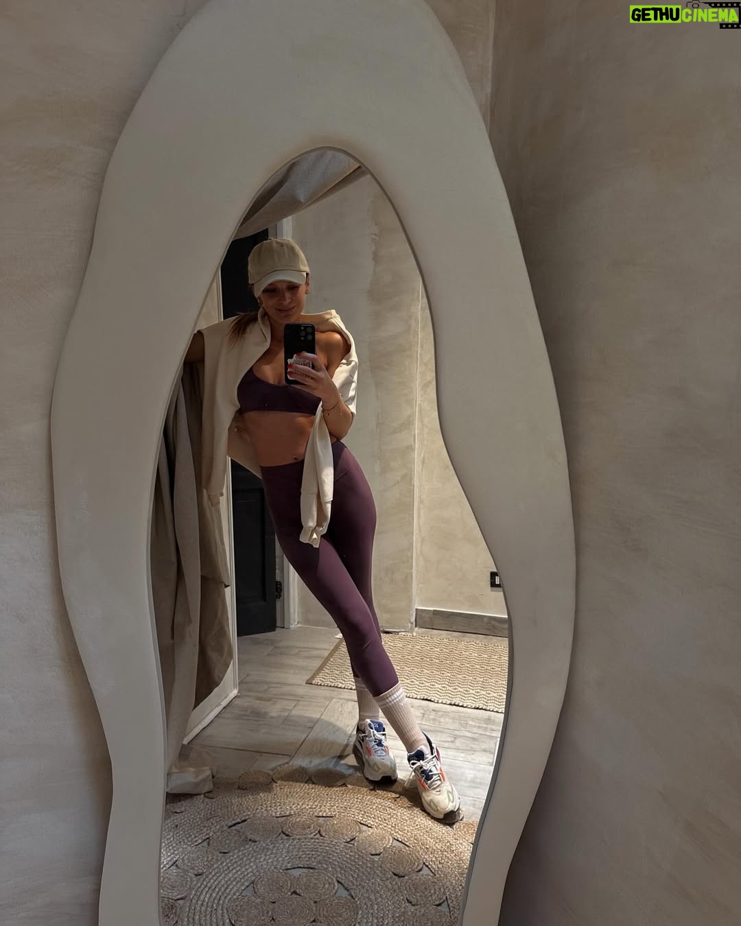 Mayte Rodríguez - 1K Likes - Lindo viernes 💐 🫐 🍦 
.
.
.
@joyfitters outfit 
@javipendola_floreria florero más flores 
@goacaicl mi fav. ( y mi obsesión con el morado ) 💜