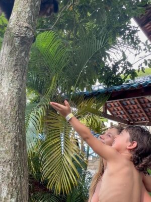 Mayte Rodríguez Instagram - Que la vida siempre te pille columpiándote a ti mismo, y si es en una burbuja … que solo sea para jugar. Que del homosapiens al humano hay solo una banana de distancia , y que ojalá el verano te pille con cova. 
🌴 💚