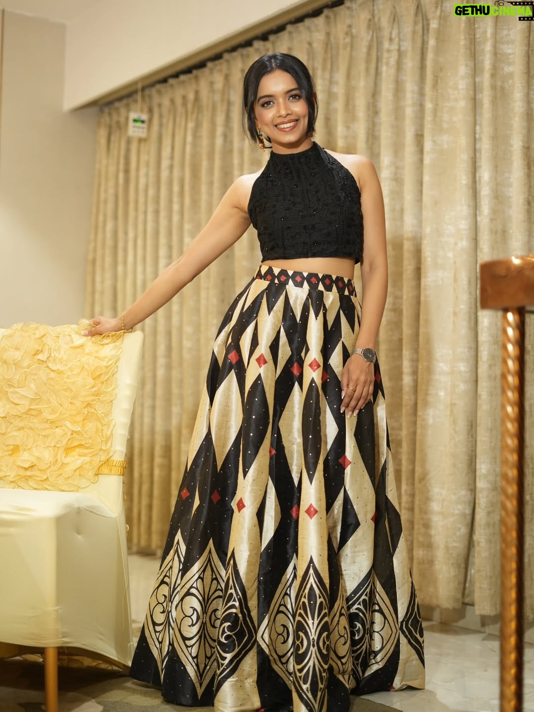 Megha Ray - 5.2K Likes - Love and light, always 🪔✨ 
Wish you all a very Happy Diwali!

📸 @alishanfilm
👗@sujata.ray.47