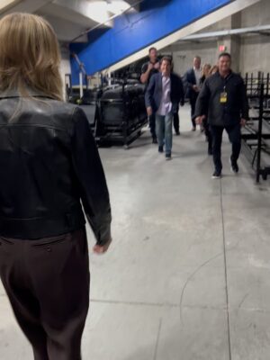Megyn Kelly Instagram - Backstage with @charliesheen and Victor Davis Hanson in Bakersfield, California!