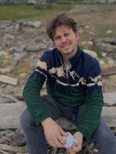 Melanie Lynskey Instagram - I took this photo of my husband looking handsome at the beach. He got annoyed when I said “please make a normal face” but swipe to see the initial photo and tell me if I’m wrong