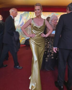 Melora Hardin Instagram - Having a moment at The Met