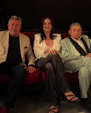 Meltem Cumbul Instagram - @sahnetozutiyatrosu 
@kayaprestige 
@izmirbuyuksehirbelediyesi 
Bedia Muvahhit Tiyatro Ödülleri için sonsuz teşekkürlerimle 🙏🎭❤️