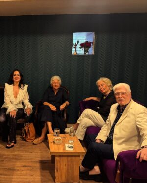 Meltem Cumbul Instagram - @sahnetozutiyatrosu 
@kayaprestige 
@izmirbuyuksehirbelediyesi 
Bedia Muvahhit Tiyatro Ödülleri için sonsuz teşekkürlerimle 🙏🎭❤️
