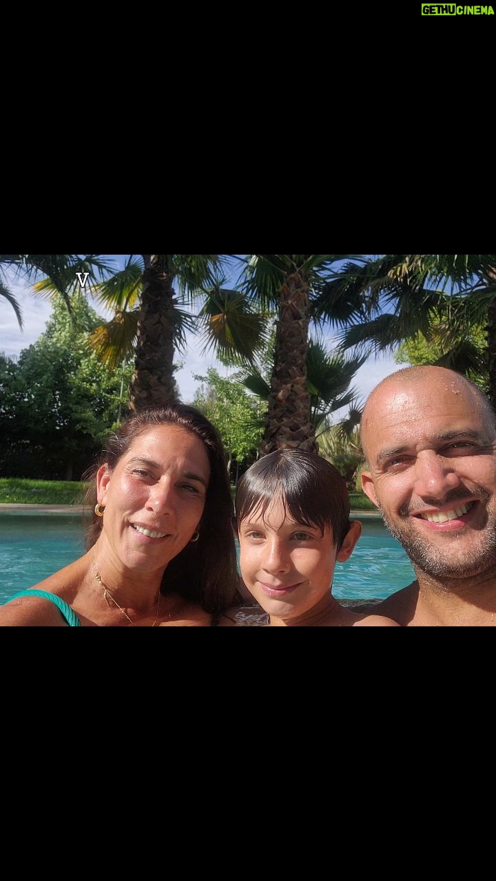 Mey Santamaría - 4.1K Likes - Más que feliz de estar de vuelta en casa con la familia y los amigos! Ahora si puedo decir: ¡Feliz año nuevo mi gente linda de Chile!!! 💞 #hogar #familia #casa #chile #amigos #añonuevo