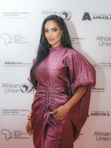 Micaela Reis Instagram - Tive a honra de apresentar o 10ª aniversário da Organização das Zonas Especiais Económicas  Africanas (AEZO), realizada em Luanda.

Foi um momento inspirador, que marcou 10 anos de crescimento, 10 anos de impacto real e 10 anos a impulsionar o desenvolvimento de África.

Sou grata pela confiança, pela oportunidade e por fazer parte de um marco tão significativo para Angola e para África.

Obrigada David Temudo pela parceria em palco.

Make-up & Hair @skin_guapa  @guapa_studio_ 
Dress @lusanda_couture 

📸 @bombas.nabanda