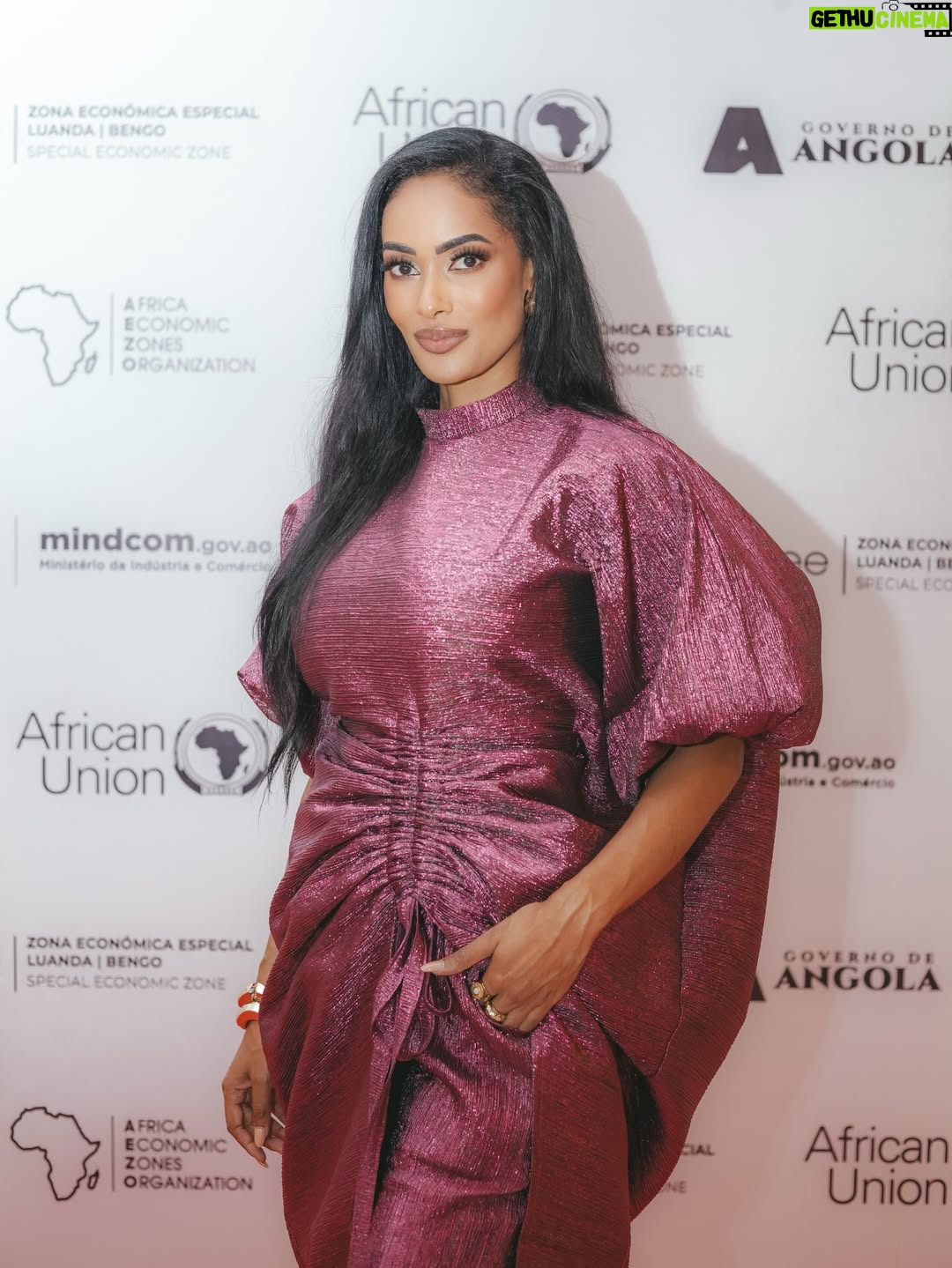 Micaela Reis - 8.1K Likes - Tive a honra de apresentar o 10ª aniversário da Organização das Zonas Especiais Económicas  Africanas (AEZO), realizada em Luanda.

Foi um momento inspirador, que marcou 10 anos de crescimento, 10 anos de impacto real e 10 anos a impulsionar o desenvolvimento de África.

Sou grata pela confiança, pela oportunidade e por fazer parte de um marco tão significativo para Angola e para África.

Obrigada David Temudo pela parceria em palco.

Make-up & Hair @skin_guapa  @guapa_studio_ 
Dress @lusanda_couture 

📸 @bombas.nabanda