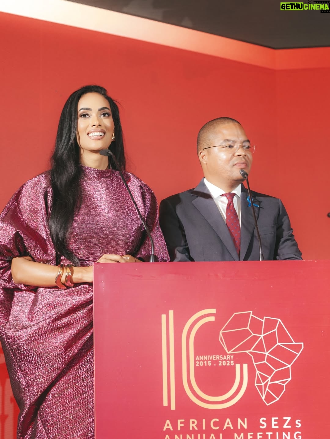 Micaela Reis - 8.1K Likes - Tive a honra de apresentar o 10ª aniversário da Organização das Zonas Especiais Económicas  Africanas (AEZO), realizada em Luanda.

Foi um momento inspirador, que marcou 10 anos de crescimento, 10 anos de impacto real e 10 anos a impulsionar o desenvolvimento de África.

Sou grata pela confiança, pela oportunidade e por fazer parte de um marco tão significativo para Angola e para África.

Obrigada David Temudo pela parceria em palco.

Make-up & Hair @skin_guapa  @guapa_studio_ 
Dress @lusanda_couture 

📸 @bombas.nabanda