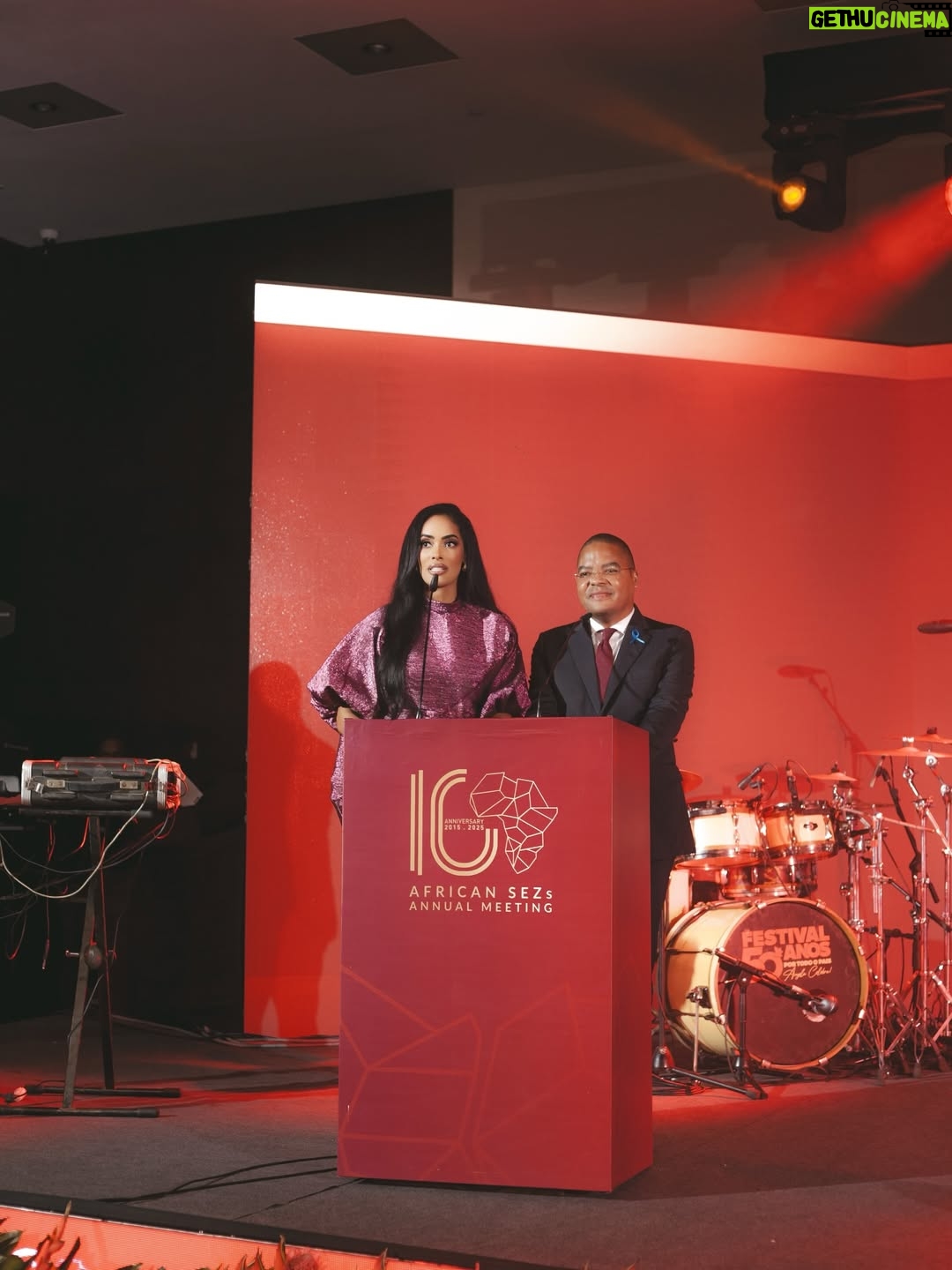 Micaela Reis - 8.1K Likes - Tive a honra de apresentar o 10ª aniversário da Organização das Zonas Especiais Económicas  Africanas (AEZO), realizada em Luanda.

Foi um momento inspirador, que marcou 10 anos de crescimento, 10 anos de impacto real e 10 anos a impulsionar o desenvolvimento de África.

Sou grata pela confiança, pela oportunidade e por fazer parte de um marco tão significativo para Angola e para África.

Obrigada David Temudo pela parceria em palco.

Make-up & Hair @skin_guapa  @guapa_studio_ 
Dress @lusanda_couture 

📸 @bombas.nabanda