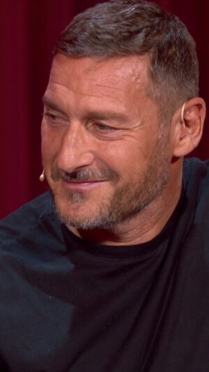 Michela Giraud Instagram - "Vi siete preparati per una vita per poi scoprire che il miglior battutista è @francescototti" 

purtroppo quanto ha ragione Selvaggia Lucarelli 

#RoastInPeace è disponibile su @primevideoit
#ad