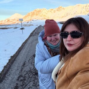Michela Giraud Instagram - Non i fratelli Gallagher che volevate, ma le sorelle Giraud di cui avete bisogno. 🎵 🎙️ 🎤 ❄️🎭🎪🎿
.
.
.
#gransasso #gransassoedition
