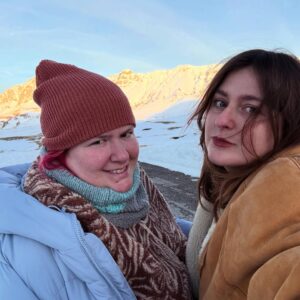 Michela Giraud Instagram - Non i fratelli Gallagher che volevate, ma le sorelle Giraud di cui avete bisogno. 🎵 🎙️ 🎤 ❄️🎭🎪🎿
.
.
.
#gransasso #gransassoedition