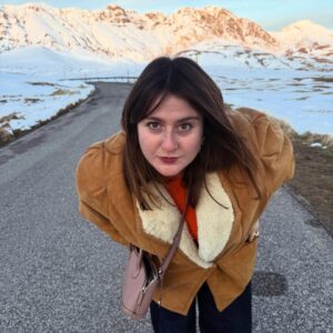 Michela Giraud Instagram - Non i fratelli Gallagher che volevate, ma le sorelle Giraud di cui avete bisogno. 🎵 🎙️ 🎤 ❄️🎭🎪🎿
.
.
.
#gransasso #gransassoedition