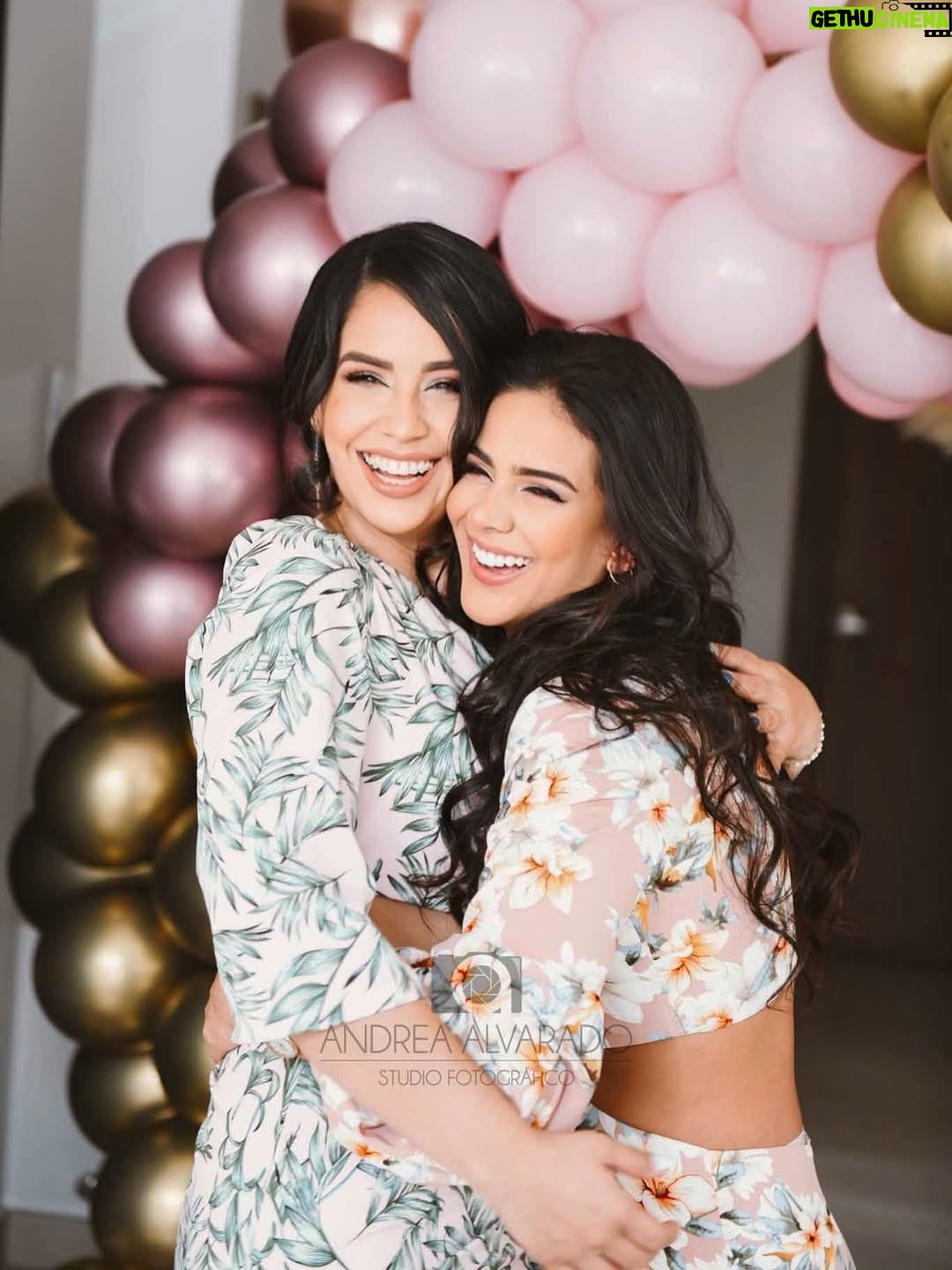 Michela Pincay - 47.6K Likes - Otra vez 7 mi cielo y hoy son 7 meses sin ti.. No sé qué decirte que no sepas, solo Gracias porque incluso con tu muerte me enseñaste cosas que nadie más podría.. Gracias por enseñarme a amar, porque el dolor más profundo que he sentido viene del amor más grande que experimenté, viene de ti.. Sigo esperando a veces que me digas qué hacer, debo ayudar o no? Debo resolverlo yo o no? Estoy haciendo las cosas bien? Que harías tú en tal situación? Intento todos los días y creo que me sale bien, he superado cosas que no creí que podría, hablo todos los días con Dios, porque me tocó morir y renacer para sobrevivir, ya no existe más esa Michela que conociste, por lo menos no es la misma sin ti.. Cambió para poder quedarse porque sino te juro que cada parte de mí se terminaba de ir contigo.. Esta canción que odiaba que me dedicaras en vida hoy tiene todo el sentido, sé que eres mi Aliada, mi todo y que nunca voy a estar sin ti porque estás en mi.. No te olvido ni un día, ni un minuto.. Lloro con Dios porque solo Él me alivia el dolor.. Dios ha sido bueno hermana.. te extraño y solo le pido congelar en mi mente y en mi corazón cada recuerdo de ti para recordarte a detalle hasta mi último suspiro.. Gracias por dejarme agarrada de la mano de Dios.. antes te decía no sé cómo acercarme a Él, estoy muy enojada y sabiamente me dijiste “Dile que estás enojada” Él me quitó el enojo hermana, y me dejaste muy cerquita, tanto que ahora le digo papá.. Te amo, hasta que nos volvamos a ver ❤️