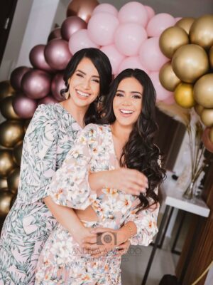 Michela Pincay Instagram - Otra vez 7 mi cielo y hoy son 7 meses sin ti.. No sé qué decirte que no sepas, solo Gracias porque incluso con tu muerte me enseñaste cosas que nadie más podría.. Gracias por enseñarme a amar, porque el dolor más profundo que he sentido viene del amor más grande que experimenté, viene de ti.. Sigo esperando a veces que me digas qué hacer, debo ayudar o no? Debo resolverlo yo o no? Estoy haciendo las cosas bien? Que harías tú en tal situación? Intento todos los días y creo que me sale bien, he superado cosas que no creí que podría, hablo todos los días con Dios, porque me tocó morir y renacer para sobrevivir, ya no existe más esa Michela que conociste, por lo menos no es la misma sin ti.. Cambió para poder quedarse porque sino te juro que cada parte de mí se terminaba de ir contigo.. Esta canción que odiaba que me dedicaras en vida hoy tiene todo el sentido, sé que eres mi Aliada, mi todo y que nunca voy a estar sin ti porque estás en mi.. No te olvido ni un día, ni un minuto.. Lloro con Dios porque solo Él me alivia el dolor.. Dios ha sido bueno hermana.. te extraño y solo le pido congelar en mi mente y en mi corazón cada recuerdo de ti para recordarte a detalle hasta mi último suspiro.. Gracias por dejarme agarrada de la mano de Dios.. antes te decía no sé cómo acercarme a Él, estoy muy enojada y sabiamente me dijiste “Dile que estás enojada” Él me quitó el enojo hermana, y me dejaste muy cerquita, tanto que ahora le digo papá.. Te amo, hasta que nos volvamos a ver ❤️